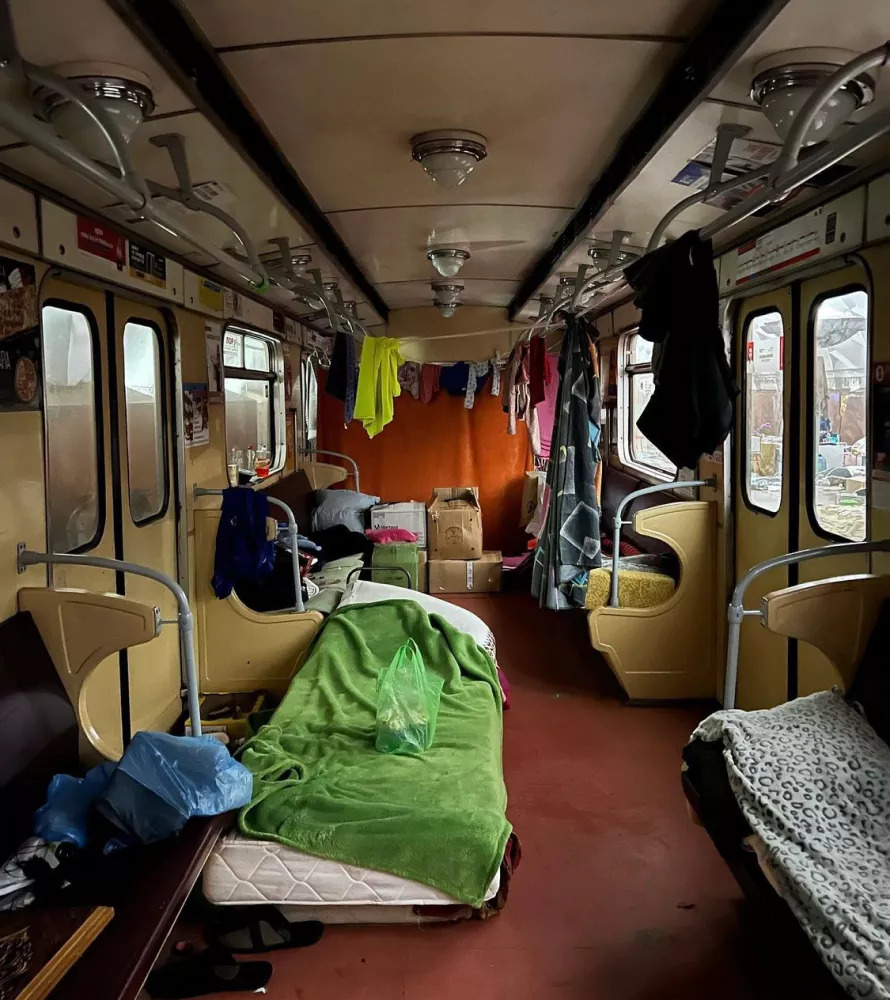 Вагон потягу обжили люди