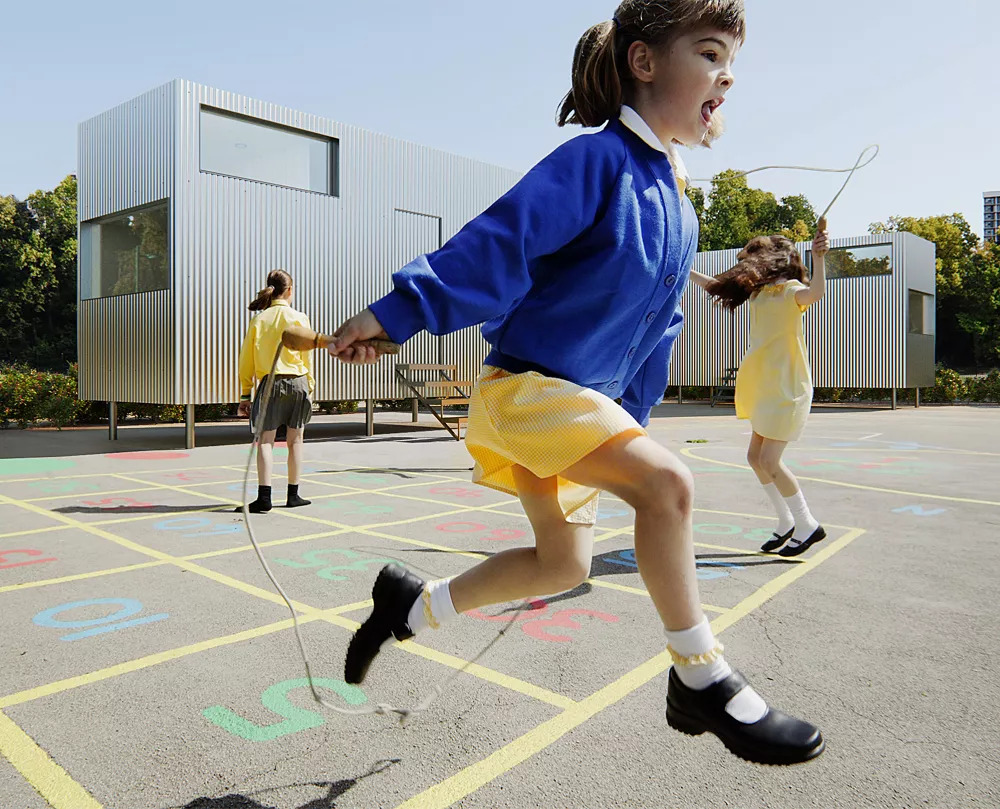 Діти граються на майданчику